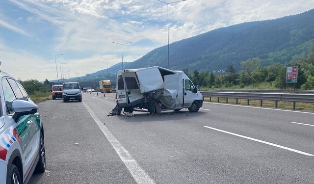 Minibüs ile hafif ticari araç çarpıştı: 5 yaralı