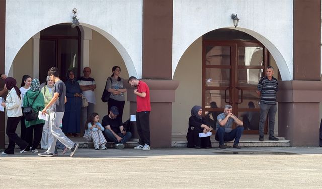 YKS'nin ilk oturumu başladı: Öğrenciler sınavda, veliler dışarda ter döküyor
