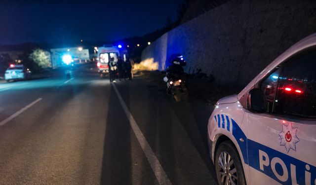 Emniyet şeridinde otomobilin çarptığı adam hayatını kaybetti