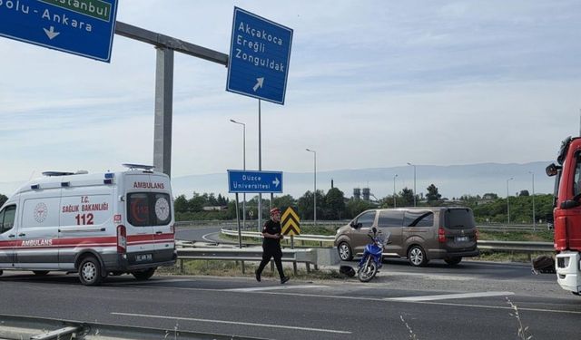 Virajı alamayan motosiklet sürücüsü bariyere çarptı