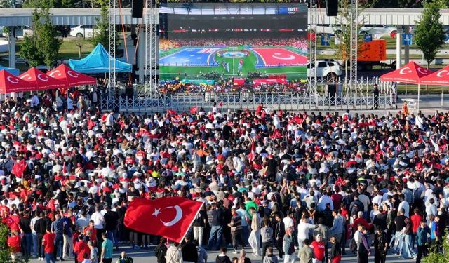 Binlerce kişi milli maçı dev ekranda izledi