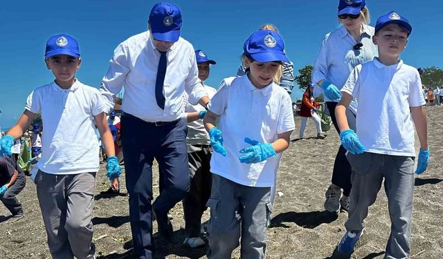 Dalgıçların 5 dakikada deniz altından çıkardığı çöpler hayrete düşürdü