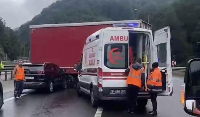 Tırdan ayrılan dorseye otomobil çarptı: 2 yaralı