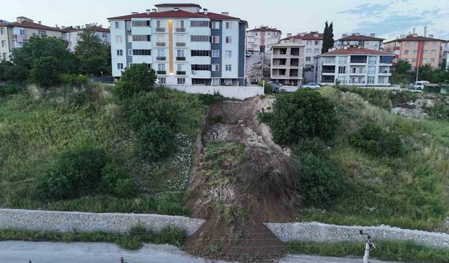 Heyelan tehlikesi: Toprak kütlesi yola indi