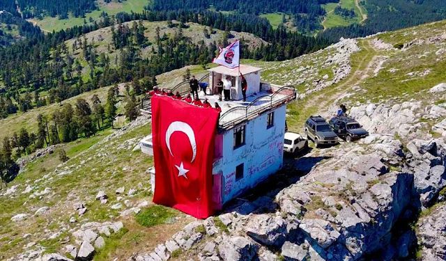 Off-road tutkunları 1850 rakımda Türk bayrağı açtı
