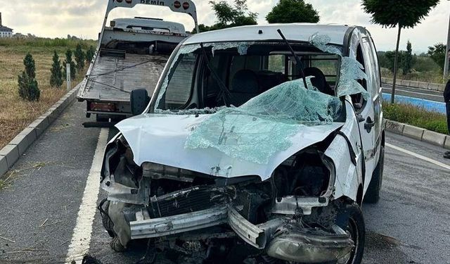 Kontrolden çıkan hafif ticari araç devrildi: Sıkışan sürücüyü itfaiye kurtardı