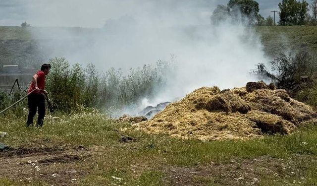 Boş arazideki atık samanlar alev aldı