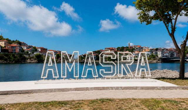 Turistik ilçe Amasra'ya ışıklı tabela