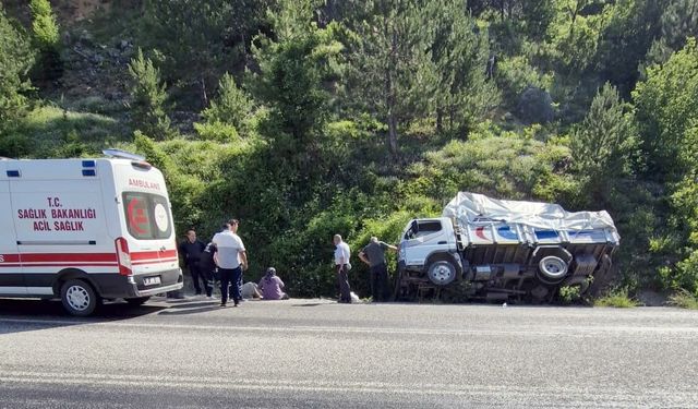 Kamyon şarampole devrildi: 2 yaralı