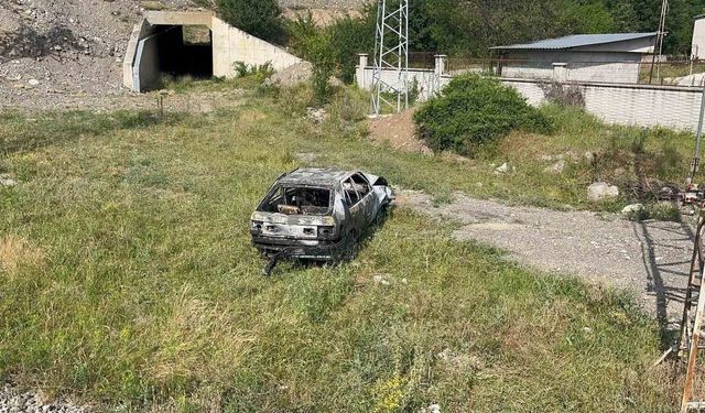 Kamyonetle çarpışan otomobil yandı