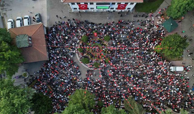 Kırmızı beyazları giyip dev ekranda milli takım heyecanı yaşadı