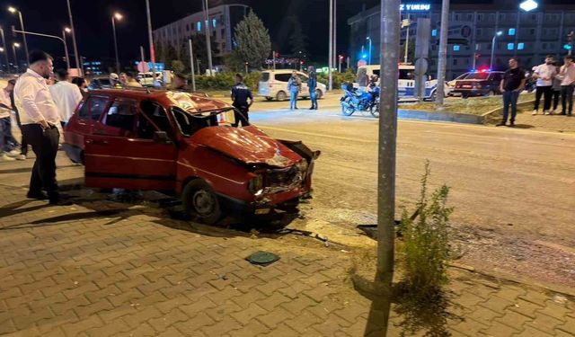 Kırmızı ışıkta d*hşet: Genç motosikletli 36,5 metre sürüklendi
