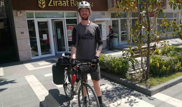 Kız arkadaşından ayrılınca dünya turuna çıkan genç bir yılda 8 bin kilometre pedal çevirdi