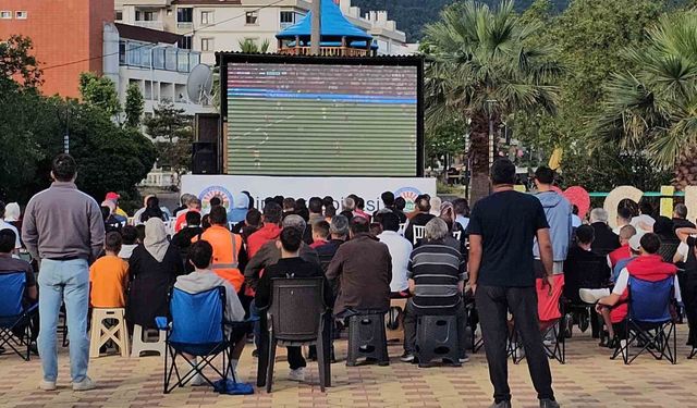 Milli maç heyecanı dev ekranda yaşandı