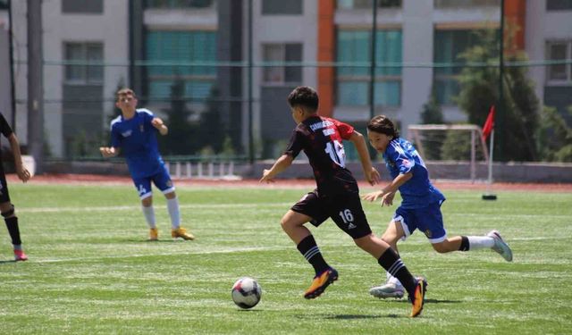Okul sporları futbol heyecanı başladı
