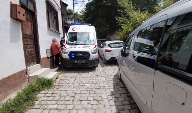 Park edilen araçlardan ambulans sokağa giremedi: Sağlık ekipleri hastaya yürümek zorunda kaldı