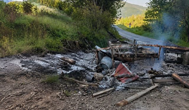 Park halindeki karavan ile iş makinesi yandı