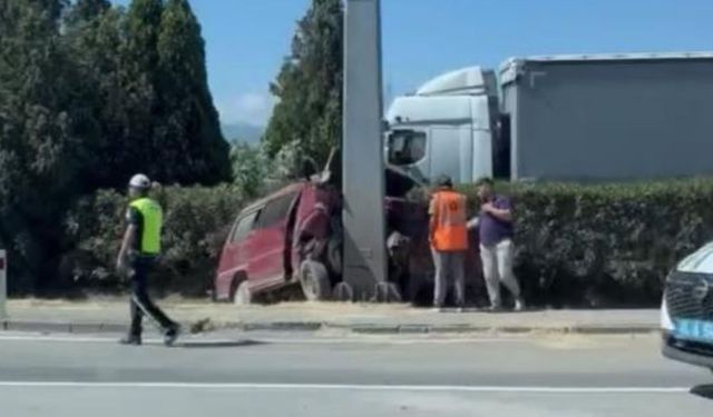 Panelvan yön tabelasına çarptı: 1 ölü, 2 yaralı