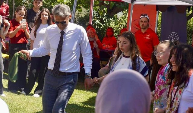 Kaymakam halay başı oldu: Hasat etkinliğinden renkli görüntüler