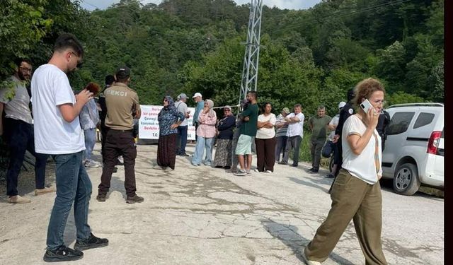 Gürültü ve tozdan bıkan mahalleli yolu kapattı