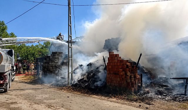 Yangında bir ev ve ahır kül oldu