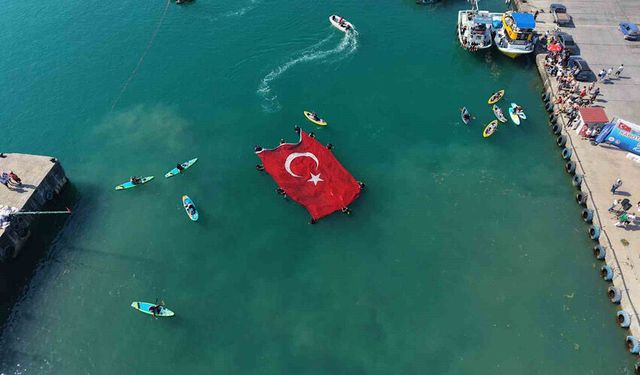 Denizcilik ve Kabotaj Bayramı'nda denizde açılan dev bayrak alkış aldı