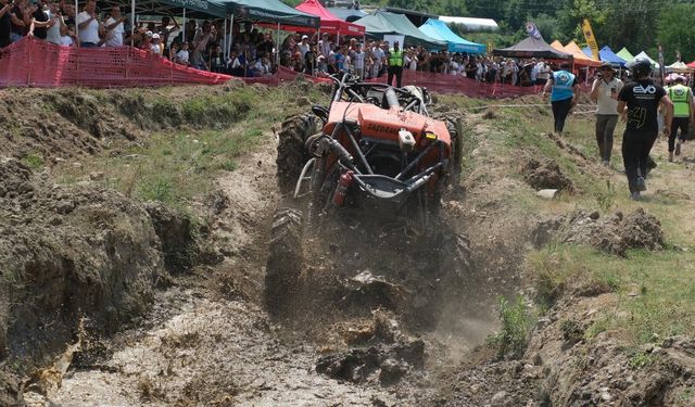 Çamur ve adrenalin dolu anlarda Off-Road tutkunları nefes kesti