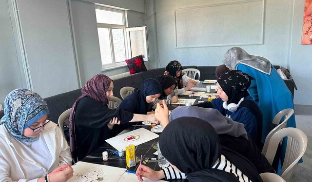 Gençler telefon ekranından tezhip sanatına yöneldi