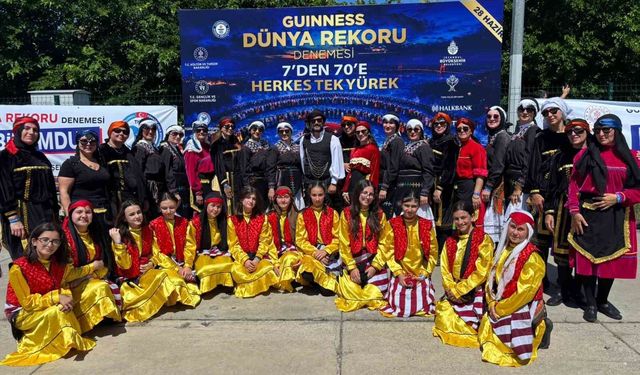 Halk oyunları ekibi, 7 bin 774 kişilik horon rekoruna ortak oldu