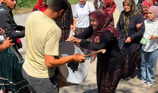 Asırlık düğün geleneği: Kadınlar davul zurna eşliğinde karşılanıyor
