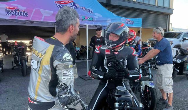 Milli motosikletçiler ve oyuncu Kıvanç Tatlıtuğ piste çıktı