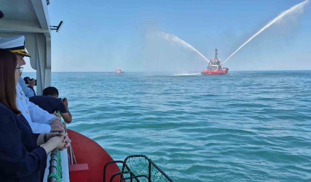 Sıcaklık 41 dereceye çıktı: Basınçlı su ile yapılan gösteri ilgi gördü