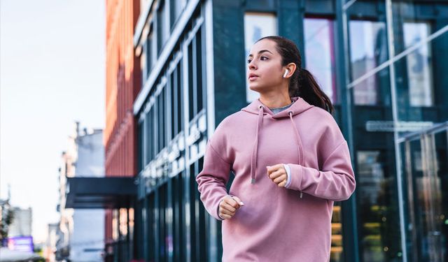 Kadın Sweatshirt Nasıl Seçilir? Sıcaklık, Kesim ve Stil Rehberi