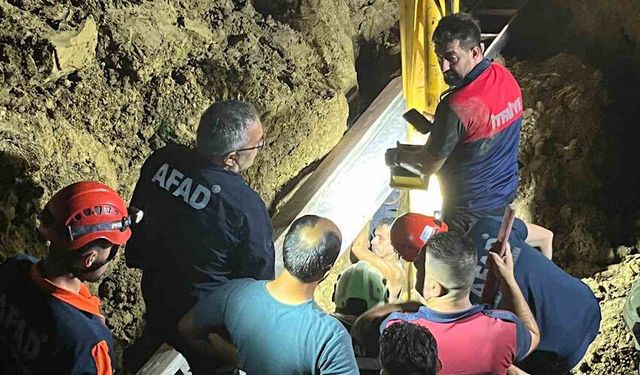 Toprak altında kalan baba oğul kurtarıldı