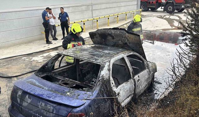 15 gün önce aldığı otomobil, park halindeyken küle döndü
