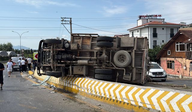 Rampadan inerken kontrolden çıkan kamyon bariyere çarpıp yan yattı