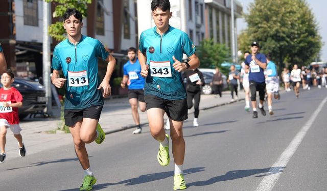 2 kilometrelik parkurda 'Zafer' için koştular