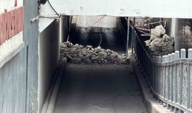 Alt geçidin tavanı çöktü: Yol ulaşıma kapandı