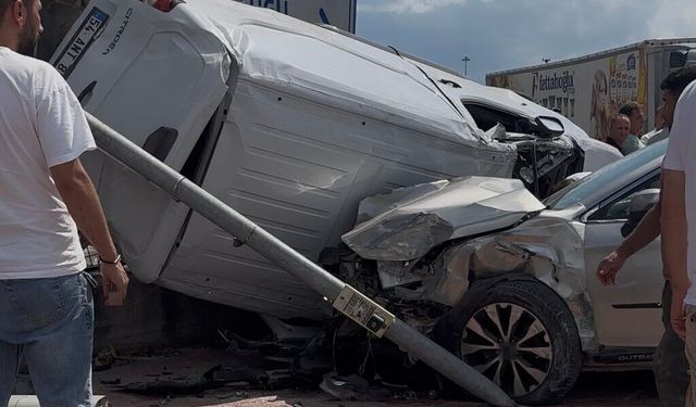 Araçlar birbirine girdi: Yan yatan panelvan, duvar ile SUV arasında kaldı
