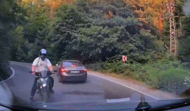 Virajı alamayan motosiklet otomobile çarptı
