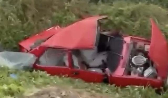 Hafif ticari ile çarpışan otomobil hurdaya döndü: 6 yaşındaki çocuk hayatını kaybetti