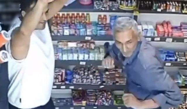 Markette kendini müziğin ritmine kaptıran müşteri ve esnaf görüntülendi