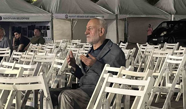 Deprem saati 03.02'de eller semaya açıldı