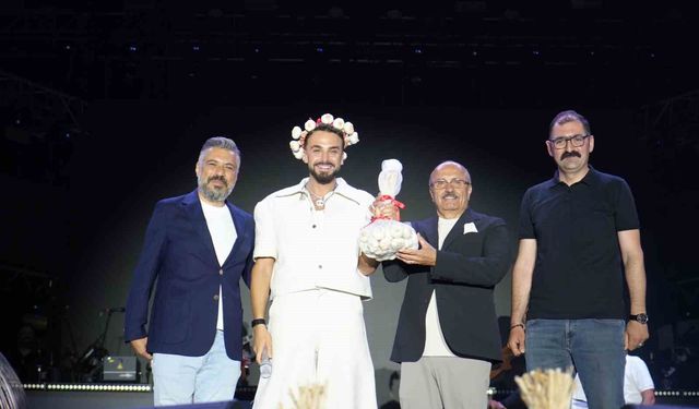 Festivalde sahne alan Sefo, binlerce vatandaşa unutulmaz bir gece yaşattı