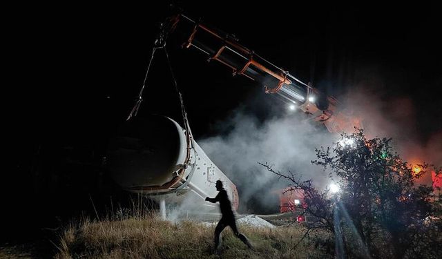 Yolu ulaşıma kapatan soda yüklü tırın kaldırılma anı görüntülendi