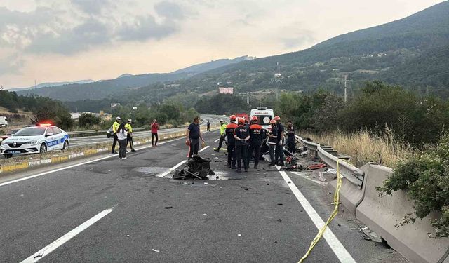 İki otomobil kafa kafaya çarpıştı: 1 ölü, 2 yaralı