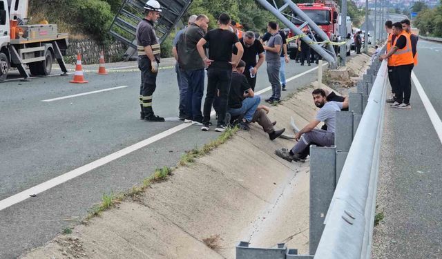 İş makinesi eve ve otomobile çarptı: 2 ölü