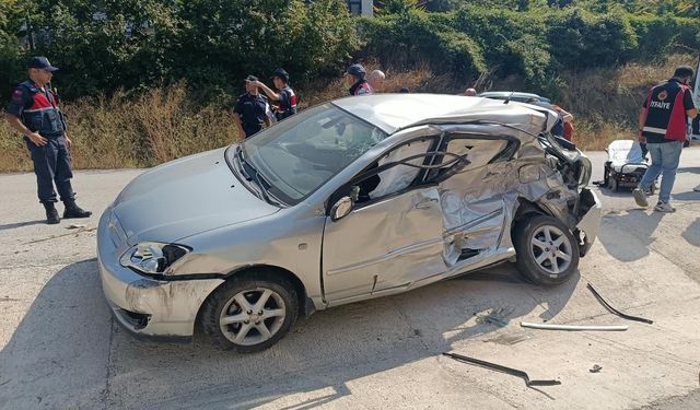 Kamyon ile otomobil çarpıştı: 3 yaralı
