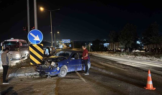 Kırmızı ışıkta geçen otomobil kamyonla çarpıştı
