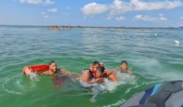 Boğulma tehlikesi geçiren anne ve iki çocuğun kurtarılma anı görüntülendi